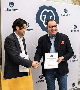 v.l.: LEONET-Geschäftsführer Martin Naber und Abensbergs 1. Bürgermeister Dr. Bernhard Resch (Foto: Julia Bail/Stadt Abensberg)