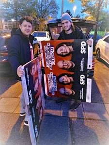 Die SPD im Landkreis Regensburg bereitet sich auf den Wahlkampf für die Europawahlen vor – David Ettl und Alexander Deml bei der Verteilung der Plakate an die Ortsvereine. (Foto: Hildebrand)