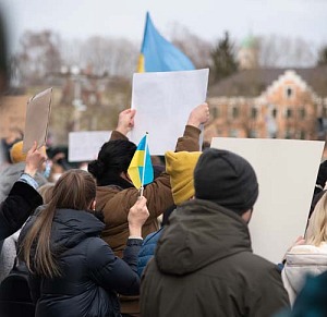 Regensburger Bürger*innen bei einer Kundgebung gegen den Krieg in der Ukraine. (Foto © Julia Dragan)